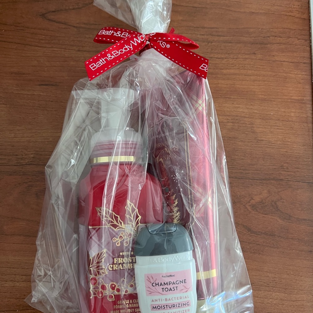 Bath & Body Works Frosted Cranberry & Champagne Toast Set
